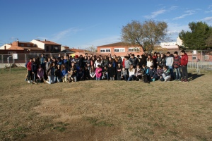 Els 77 alumnes que van participar a l'activitat. A veure si sabeu trobar a la Mina i a la Fura! 
